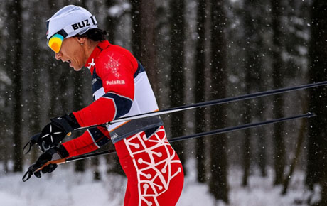 <p>En un proyecto conjunto estratégico con Ageron Consultants, Bloom Consulting fue contratado para desarrollar una estrategia de marca país y la implementación de un proyecto para el Ministerio de Economía de Polonia. El proyecto requirió una profunda investigación a largo plazo que cubría diferentes facetas de la marca de inversión polaca. Para recoger los datos, utilizamos una serie de métodos que investigaban la imagen externa de Polonia y su economía dentro de los principales mercados para comercio e inversin.</p><p>Nuestra investigación de mercado reveló que el activo más valioso de la economía en Polonia era su Capital Humano, es decir, sus habitantes. Estos hallazgos derivaron en la creación del concepto de "Polska Power", estrategia de marca país que apostaba por la contribución de los ciudadanos a la imagen de la economía polaca y su estrategia económica.</p><p>Los resultados del proyecto incluyeron el desarrollo de la estrategia de marca país, la aportación de ideas sobre el concepto de marca y logo, actividades de promocin de marketing y herramientas para el mantenimiento de la marca. La nueva marca para Polonia para comercio fue presentada en otoño de 2011 en un evento global y desde entonces el Ministerio de Economía ha seguido implementando la estrategia propuesta por Bloom Consulting</p>