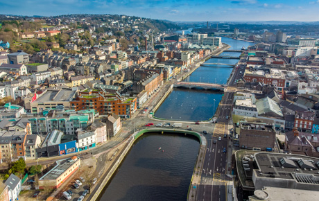 <p>En 2012 fuimos miembros del equipo de Colliers International (Irlanda) que desarrolló una estrategia de negocios para Marca Ciudad para Cork Docklands.</p>
                                    <p>La zona de Cork Docklands se encuentra a lo largo del río Lee, que se había deteriorado en los últimos 20 años y muchos sitios y edificios estaban vacíos y muchos deteriorados creando una sensación de decadencia en el corazón de la Ciudad adyacente a su centro.</p>
                                    <p>Sin embargo, lo más positivo fue que el equipo del proyecto identificó el potencial de desarrollo y las oportunidades únicas, ya que esta gran área proporcionaba importantes servicios y modernos empleadores de manufactura.</p>
                                    <p>Se manejó la naturaleza actual del interés en la Región de Cork City a partir de las perspectivas de IED para identificar sectores clave para explorar posibles inversiones en la zona.</p>
                                    <p>Esto condujo a un conjunto de recomendaciones prácticas para seleccionar empresas para sitios específicos y a una serie de reuniones con posibles promotores interesados en construir oficinas especulativas e instalaciones de industria ligera en la zona. A finales de 2013, el Ayuntamiento de Cork y sus principales interesados las examinaron y, posteriormente, se han presentado propuestas para la construcción de un importante centro de convenciones en la zona y se ha avanzado en el desarrollo de varias oficinas en Riverside.</p>
                                    <p>* Proyecto dirigido por Placematters antes de unirse a Bloom Consulting</p>