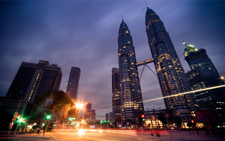 <p>En 2010 Petrosains, la principal empresa petrolera de Malasia, propietaria de la urbanización de las Torres Gemelas Petronas en el centro de Kuala Lumpur (Malasia), decidió explorar el potencial de desarrollo de su sitio, un importante destino de turismo urbano.</p>
                                    <p>La compañía designó a Colliers International para llevar a cabo este trabajo bajo nuestra dirección. El equipo también incluyó a arquitectos para dirigir las propuestas de diseño urbano que emanan de la estrategia de desarrollo del Place Brand propuesto.</p>
                                    <p>Las propuestas para un nuevo punto de vista turístico en la parte superior de una de las torres y las nuevas instalaciones adyacentes fueron posteriormente acordadas por Petrsains y los trabajos comenzaron en 2012.</p>
                                    <p>* Proyecto liderado por Placematters antes de unirse a Bloom Consulting</p>