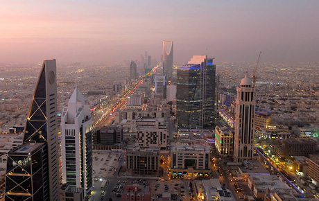 <p>En 2020, la Comision Real para la Ciudad de Real (RCRC por sus siglas en inglés) comisiono a Bloom Consulting para desarrollar la strategia de marca ciudad de Riyadh y su plan de implementación.</p>
                                    <p>Actualmente Riyadh se está sometiendo a un proceso de transformación para convertirse en una ciudad global bajo el programa Riyadh 2030.</p>
                                    <p>El proyecto involucró una evaluación completa de la marca ciudad y medidas para entender las percepciones y el atractivo de Riyadh para ciudadanos globales, turistas, inversionistas, y talentos alrededor del mundo. Fue importante entender como posicionar a Riyadh desde una perspectiva de marca.</p>
                                    <p>Bloom Consulting desarrolló la estrategia de marca ciudad para Riyadh proveyendo apoyo constante y supervisión de la fase de implementación del proyecto. También estableció futuros indicadores claves de desempeño para la ciudad.</p>
                                    <p>Uno de los aspectos más importantes fue asegurarse que todos los stakeholders trabajasen alineados con la estrategia.</p>
                                    <p>Bloom Consulting también aconsejará la implementación, proveerá soporte estratégico y construirá capacidades para todos los mega proyectos siendo desarrollados en la ciudad.</p>
                                    <p>Mas información en: <a href='https://riyadhcitybrand.com/' target='_blank'>https://riyadhcitybrand.com/</a></p>
