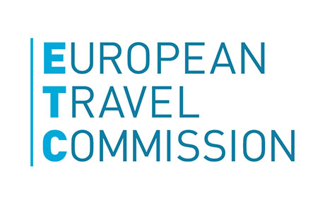 <p>En 2019, la Commission européenne du tourisme (ETC) s'est associée à Bloom Consulting pour mieux comprendre les besoins et les désirs des publics cibles spécifiques des communautés de passion, notamment : les amateurs de gastronomie, les enthousiastes de la vie urbaine, les explorateurs immersifs et les explorateurs de l'identité culturelle et des racines. En raison de l'émergence inattendue de la pandémie de COVID-19, Bloom Consulting a été confronté à un défi supplémentaire : identifier le changement de comportement de ces communautés de passion et évaluer l'impact de la pandémie sur le désir du public de visiter l'Europe.</p>
                                    <p>Pour ce faire, Bloom Consulting a utilisé le logiciel D2 Analytics pour développer un profil d'hyper segmentation pour chaque communauté de passion basée sur la nationalité et les préférences touristiques, et a recueilli des données de 2018 à 2021 pour comprendre la reprise post-pandémique et les changements dans le comportement touristique.</p>
                                    <p>Grâce au logiciel D2 - Digital Demand ©, ETC a pu comprendre la demande touristique pour chaque communauté de passion et appliquer ces connaissances pour adapter ses efforts de marketing à la lumière de la nouvelle réalité après la pandmie. Les données ont montré la résilience de la marque ETC (Visit Europe) et la force du redressement de l'Europe, affichant la plus forte croissance dans le scénario post-pandémique par rapport à ses concurrents.</p>