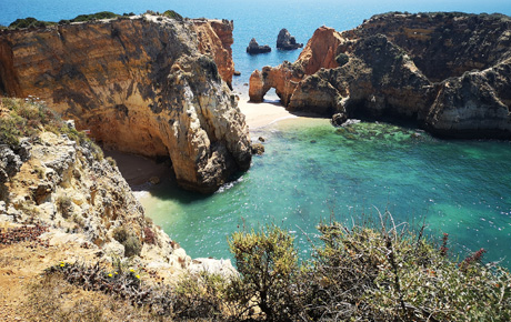<p>L'Association touristique de l'Algarve a approché Bloom Consulting une fois de plus en 2018 pour le projet World Traveller.</p>
                                    <p>Cette fois-ci, Bloom Consulting a reçu pour mission de rechercher et d'analyser 8 marchés cibles en profondeur, en créant un profil à multiples facettes des touristes de ces marchés spécifiques.</p>
                                    <p>La recherche comprenait:</p>
                                    <p>• Connaissance générale du marché clé, depuis les données démographiques, géographiques et économiques jusqu'aux notions spécifiques qui exposeront le profil génrique du marché.</p>
                                    <p> Connaissance approfondie du touriste du marché clé, de ses habitudes, de ses préférences, des tendances actuelles et de toutes les informations relatives à son comportement.</p>
                                    <p>• Accès au comportement en ligne des touristes du marché cl pour tous les pays du monde, y compris la saisonnalité et les thèmes prédominants dans leurs préférences.</p>
                                    <p>• Comprendre les habitudes économiques des touristes des marchés clés, en particulier les dépenses moyennes de voyage et les budgets quotidiens pendant les priodes de vacances.</p>
                                    <p>• Perceptions, connaissances, intentions de visite et association d'image avec l'Algarve, ainsi que toutes les données numériques et statistiques de ce marché sortant vers l'Algarve.</p>
                                    <p>Le projet a été réalisé en deux mois.</p>