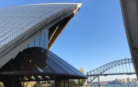 <p>En 2018, la Commission australienne du commerce et de l'investissement (Austrade) a chargé Bloom Consulting d'élaborer la stratégie et le plan de mise en œuvre de la marque nationale de l'Australie. Bloom Consulting a été chargé de développer une représentation unifiée et cohérente des capacités de l'Australie afin d'améliorer la compétitivité mondiale du pays dans différents secteurs.</p>
                                    <p>Bloom Consulting a commencé le projet en établissant les perceptions internationales sur 10 marchés différents et parmi cinq publics différents, y compris les hommes d'affaires, les touristes, les étudiants, les talents et les citoyens du monde. L'évaluation consécutive des performances de la marque nationale australienne a montré que l'Australie jouissait d'une très bonne perception internationale. Le pays est arrivé en tête des concurrents dans les cinq domaines :  affaires, travail et vie, études et tourisme. Néanmoins, les publics internationaux perçoivent l'Australie mieux que les Australiens ne perçoivent leur propre pays.</p>
                                    <p>Les principaux dfis consistaient à améliorer les perceptions nationales et à créer une stratégie qui aiderait à rassembler les Australiens sous une seule et même marque. Après des recherches approfondies, Bloom Consulting a identifié l'idée centrale de l'Australie - …l'optimisme” - qui reflète ce que l'Australie représente.</p>
                                    <p>Bloom Consulting s'est rendu dans différents États et territoires afin d'impliquer et d'expliquer aux principales parties prenantes ses recherches, l'idée centrale et la manière dont toutes les personnes impliquées dans le développement de la marque nationale de l'Australie peuvent le faire, en respectant la marque.</p>
                                    <p>Enfin, le projet a débouché sur une aspiration nationale avec le soutien actif d'un réseau national de bâtisseurs de la marque Australie dans divers secteurs et industries, à l'intérieur et à l'extérieur de l'Australie, tels que les gouvernements et les ministères au niveau national, des États et des territoires, différentes associations, des agences pour la jeunesse et la culture, ainsi que la communauté.</p>
                                    <p>Sur la base de cette expérience, l'équipe de l'Australia Nation Brand et Bloom Consulting ont publié le manuel 14 steps to Nation Branding.</p>