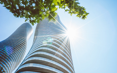 <p>En mai 2013, sous la direction de l'équipe Trajectoire, nous avons développé une stratégie pour la marque de la ville de Mississauga (Ontario) et de son centre-ville.</p>
                                    <p>La ville avait déjà la réputation d'tre un bon emplacement : elle accueillait les sièges sociaux de 50 des plus grandes entreprises nord-américaines et était une destination populaire pour les immigrants du sous-continent indien. C'est également là que se trouve l'aéroport international Lester Pearson de Toronto, première porte d'entrée vers l'est du Canada pour les touristes et les hommes d'affaires.</p>
                                    <p>Cependant, il a été reconnu que Mississauga devait créer sa propre identité et sa propre marque pour son offre. Pour ce faire, un vaste programme de consultation a été mis en place avec les principales parties prenantes de la ville, les conseillers municipaux, les entreprises commerciales et les représentants des groupes civiques et communautaires.</p>
                                    <p>Le programme de développement de la marque s'est appuyé sur des entretiens initiaux avec les parties prenantes et sur un programme d'ateliers visant à définir des options pour l'idée centrale et la manière dont elle pourrait être développée.</p>
                                    <p>Il en a résulté une marque de ville verte et un lieu accueillant pour vivre, apprendre, travailler et implanter une entreprise. La marque a été dévoilée par le conseil municipal en mai 2014 et la ville bénéficie désormais d'une image et d'une identit encore plus fortes en tant que lieu accueillant et favorable aux personnes et aux entreprises.</p>
                                    <p>* Projet mené par Placematters avant de s'associer à Bloom Consulting.</p>