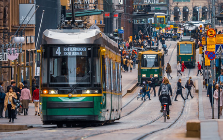 <p>La Ville d'Helsinki a fait appel à Bloom Consulting pour mesurer l'attrait touristique d'Helsinki et son positionnement par rapport aux autres capitales d'Europe du Nord.</p>
                                    <p>L'étude, menée à l'aide de l'outil propriétaire Digital Demand - D2© de Bloom Consulting, a permis d'accéder à un nouvel ensemble de mesures et d'indicateurs clés de performance (KPI) qui donnent à la Ville d'Helsinki un aperçu de sa marque de destination pour le tourisme, du comportement du marché intérieur, ainsi que des concurrents de la Ville. En outre, l'étude comprenait une analyse de la demande numérique pour la ville de plusieurs marchés cibles sélectionnés.</p>
                                    <p>L'analyse a montré que les touristes potentiels des différents marchés cibles ont des préférences et des attentes différentes en ce qui concerne les activités touristiques à Helsinki. La ville est principalement perçue comme une destination intéressante pour les activités de loisirs et de divertissement ainsi que pour la culture et l'art. Ainsi, Bloom Consulting a fourni à la Ville d'Helsinki une série de recommandations pour le développement d'un plan marketing qui se concentre sur la promotion de leur #DigitalCity.</p>