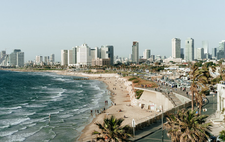 <p>VIBE Israël, une ONG à but non lucratif composée de personnes partageant l'objectif commun de développer la marque de la nation israélienne et de projeter son image dans le monde entier, a chargé Bloom Consulting de mener des recherches et d'élaborer une stratégie pour la marque nationale israélienne. La particularité de ce projet réside précisément dans le fait que Bloom Consulting n'a pas été contacté par le gouvernement israélien, mais par une entité indépendante.</p>
                                    <p>Bien que le pays fasse souvent l'objet de l'actualité internationale, la plupart des gens ne savent pas grand-chose de plus sur lui que ce qui en est dit dans la presse. Le principal défi de ce projet était donc de passer des associations négatives actuelles du conflit israélo-palestinien à une perception générale plus positive basée sur la société laïque, multiculturelle, résiliente et optimiste des rêveurs et des cinéastes en Israël.</p>
                                    <p>Ainsi, la nouvelle marque nationale d'Israël vise à redéfinir sa marque et à la rendre plus attrayante pour les jeunes générations (Gen Z et Millennials), y compris les jeunes juifs nés et vivant à l'étranger, en mettant l'accent sur les thèmes de la réputation, du talent et du tourisme.</p>
                                    <p>Les études quantitatives et qualitatives ont couvert les trois domaines mentionnés (réputation, talents et tourisme), ce qui signifie qu'il y a eu une énorme quantité de données, permettant plusieurs possibilités de voies pour le développement de la marque pays Isral. Ce projet de marque nationale est axé sur les personnes, les comportements, le mode de vie et la culture d'Israël.</p>
                                    <p>Pour changer la perception internationale actuelle de la nouvelle stratégie pour Israël, Bloom Consulting a développé un plan complet d'activation de la marque avec plus de vingt projets pour engager les parties prenantes d'Israël. Pour gérer, soutenir et assurer la mise en œuvre de la stratégie, Bloom Consulting a conceptualisé et développé une structure de gestion de la marque idéale pour ce projet - y compris une équipe dédiée avec des responsabilités individuelles.</p>
                                    <p>Ce projet a été achevé en 2018 et lancé en 2019.</p>