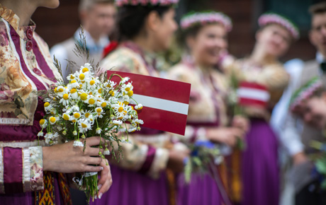 <p>Avec une industrie touristique historiquement dépendante des visiteurs d'été des pays baltes, scandinaves et d'Europe de l'Est voisins, Latvia Travel a engagé Bloom Consulting en 2014 pour évaluer l'attrait de la marque touristique de son pays au sein des Nations en dehors des marchés européens locaux, cherchant des conseils stratégiques pour la promotion du tourisme dans des régions anciennement sous-utilisées.</p>
                                    <p>Notre outil Digital Demand - D2 © a identifié avec succès les tendances et les méthodes utiles pour renforcer l'attrait de la marque touristique de la Lettonie au sein des marchés cibles potentiels non européens. Grâce à nos recommandations, Latvia Travel a pu découvrir des approches pour rectifier leur saisonnalité touristique déséquilibrée, ainsi que pour comparer l'attrait touristique de leur pays avec un benchmark de destinations touristiques européennes similaires.</p>
                                    <p>Latvia Travel a de nouveau fait appel à Bloom Consulting en 2016 afin d'analyser l'effet de ses efforts suite à nos précédents conseils. Nous avons pu mesurer l'impact de leur nouvelle stratégie en utilisant à nouveau l'outil Digital Demand - D2 ©.</p>