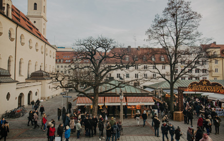 <p>En 2016, le conseil municipal de Munich s'est adressé à Bloom Consulting pour mieux comprendre son attractivité en tant que City Brand dans le monde numérique.</p>
                                    <p>En utilisant le logiciel Digital Demand - D2©, Bloom Consulting a pu segmenter à la fois le marché national et le marché international et comparer Munich à ses principaux concurrents afin d'acquérir un aperçu spécifique de la demande touristique de la ville. Cette analyse a également permis  Munich de mieux comprendre les performances des principales villes allemandes concurrentes.</p>
                                    <p>La recherche a révél un comportement distinct lié à la proximité géographique de chaque public cible par rapport à Munich. Sur la base de ces données, Bloom Consulting a recommandé une stratégie de segmentation du marché sur mesure qui impliquait la création de produits et de services spécifiques pour chaque public cible. Cela a permis à Munich de se positionner de manière optimale en tant que destination touristique par rapport à ses concurrents.</p>