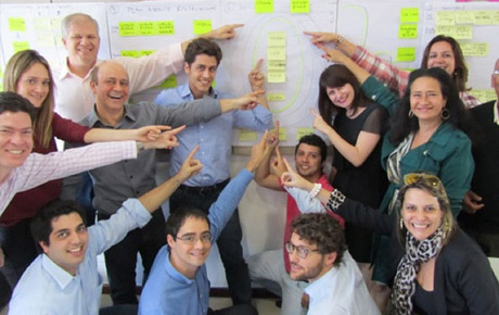 <p>Bloom Consulting s'est vu confier le défi de concevoir, développer et mettre en œuvre une stratégie de marque pour une nouvelle ville près de Belo Horizonte, qui est la troisième ville métropolitaine la plus peuplée du Brésil, après São Paulo et Rio de Janeiro.</p>
                                    <p>La stratégie que nous avons proposée visait à attirer les touristes et les investisseurs tout en recrutant des acteurs locaux pour créer une nouvelle ville à partir de zéro autour d'un seul secteur d'activité : le textile et la mode. Notre objectif était de créer une “destination inspirante d'un point de vue commercial et socio-économique. Le projet a abouti à l'élaboration d'une stratégie de marque pour le lieu, d'un concept de marque, d'une segmentation du marché cible, d'une stratégie de marketing, de projections économiques et d'outils de gestion et de suivi de la marque.</p>
                                    <p>Bloom Consulting a prédit que l'impact conomique du projet équivaudrait à 44 % du PIB local du district nord de Belo Horizonte grâce à la stratégie de marque.</p>