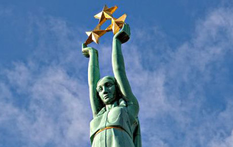 <p>Avec une industrie touristique historiquement dépendante des visiteurs d'été des pays baltes, scandinaves et d'Europe de l'Est voisins, Latvia Travel a engagé Bloom Consulting en 2014 pour évaluer l'attrait de la marque touristique de son pays au sein des Nations en dehors des marchés europens locaux, cherchant des conseils stratégiques pour la promotion du tourisme dans des régions anciennement sous-utilisées.</p>
                                    <p>Notre outil Digital Demand - D2 © a identifié avec succès les tendances et les méthodes utiles pour renforcer l'attrait de la marque touristique de la Lettonie au sein des marchés cibles potentiels non europens. Grâce à nos recommandations, Latvia Travel a pu découvrir des approches pour rectifier leur saisonnalité touristique déséquilibrée, ainsi que pour comparer l'attrait touristique de leur pays avec un benchmark de destinations touristiques européennes similaires.</p>
                                    <p>Latvia Travel a de nouveau fait appel à Bloom Consulting en 2016 afin d'analyser l'effet de ses efforts suite à nos précédents conseils. Nous avons pu mesurer l'impact de leur nouvelle stratégie en utilisant à nouveau l'outil Digital Demand - D2 ©.</p>