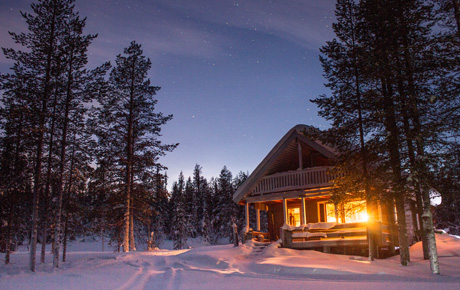 <p>Depuis 2014, Bloom Consulting a collaboré avec Visit Finland sur différents projets afin de mesurer son attrait touristique et son empreinte numérique.</p>
                                    <p>Les recherches de Bloom Consulting ont révélé comment les nouvelles attractions touristiques telles que les igloo ou les aurores boréales complètent les offres culturelles traditionnelles en gagnant en importance dans la promotion de la Finlande. Par conséquent, D2 Analytics Software insights est devenu crucial pour l'équipe marketing de Visit Finland afin de développer des stratégies sur les marchés clés tout en réduisant efficacement la saisonnalité hivernale.</p>
                                    <p>Historiquement, D2 Software insights a joué un rôle crucial dans l'analyse des crises, des catastrophes naturelles et des événements politiques en Finlande, y compris la guerre russo-ukrainienne. Pendant la pandémie de COVID-19, Bloom Consulting a surveillé la reprise du tourisme et son impact sur la demande touristique. En outre, il s'est avéré essentiel de comprendre le potentiel du tourisme intérieur tout au long de la pandémie et de suivre ses progrès lors de l'assouplissement des restrictions.</p>
                                    <p>Aujourd'hui, Bloom Consulting continue d'évaluer l'impact du travail de Visit Finland en fournissant un soutien continu par le biais de réunions trimestrielles avec l'équipe analytique et marketing de Visit Finland. Grce à l'utilisation du logiciel Digital Demand - D2©, Visit Finland a mieux compris l'importance de renforcer son identité numérique par rapport aux autres pays nordiques.</p>