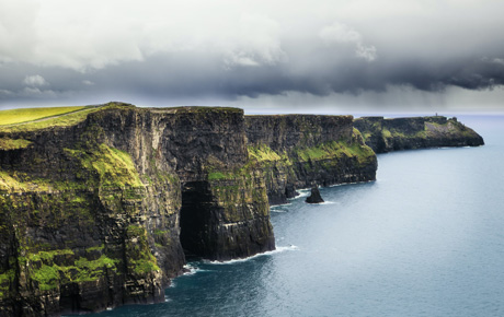 <p>En 2012, Failte Ireland (FI), l'autorité de développement du tourisme de la République, a décidé d'étudier la possibilité de créer une route touristique le long des 3500 km de la côte atlantique ouest du pays.</p>
                                    <p>FI avait constaté que les routes touristiques gagnaient en popularité dans le monde entier et avait vu l'émergence d'un nouveau type de visiteurs - les touristes conducteurs - des personnes qui ne voulaient pas rester au même endroit et qui souhaitaient explorer plusieurs destinations et expériences en un seul voyage.</p>
                                    <p>Le consortium désigné ayant identifié les principaux défis de cette stratégie de marque touristique, nous avons pris l'initiative de créer une proposition de marque et une identité de marque pour l'itinéraire côtier proposé sur la côte atlantique de l'Irlande, du Donegal au nord-ouest  l'ouest de Cork au sud, un itinéraire de routes reliées entre elles totalisant 2 500 km.</p>
                                    <p>La proposition de marque pour la “Wild Atlantic Way” a été acceptée par Failte Ireland et est maintenant mise en œuvre le long des 2 500 km de l'itinéraire, la plus longue route côtière définie au monde, destinée à cette nouvelle catgorie de touristes, les “voyageurs en voiture à la recherche d'expériences”.</p>