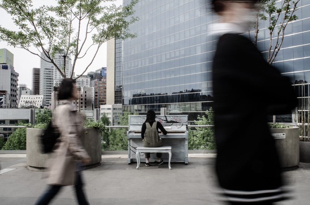 Piano player adapting to current situation